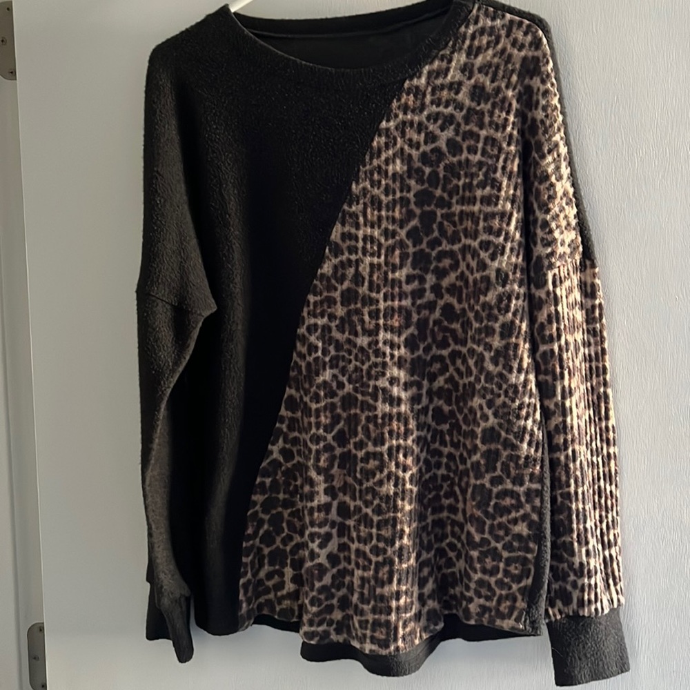New worn once oversized boutique top! Size small.
